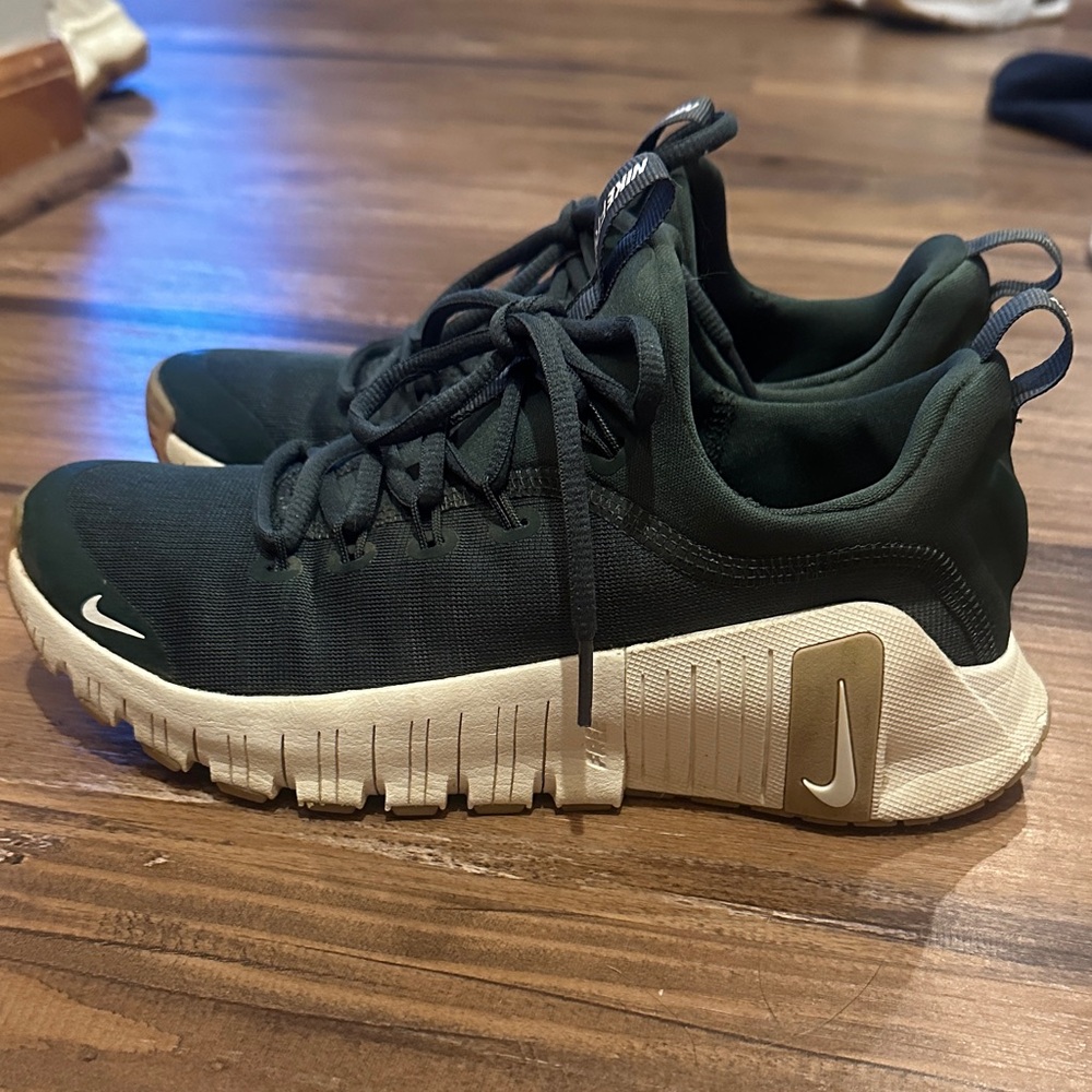 Nike Dark Green and Cream Sneakers